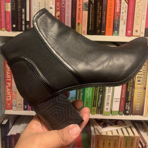 Ted Baker Black Leather ankle boots, gold accent - size 41 - Picture 1 of 7